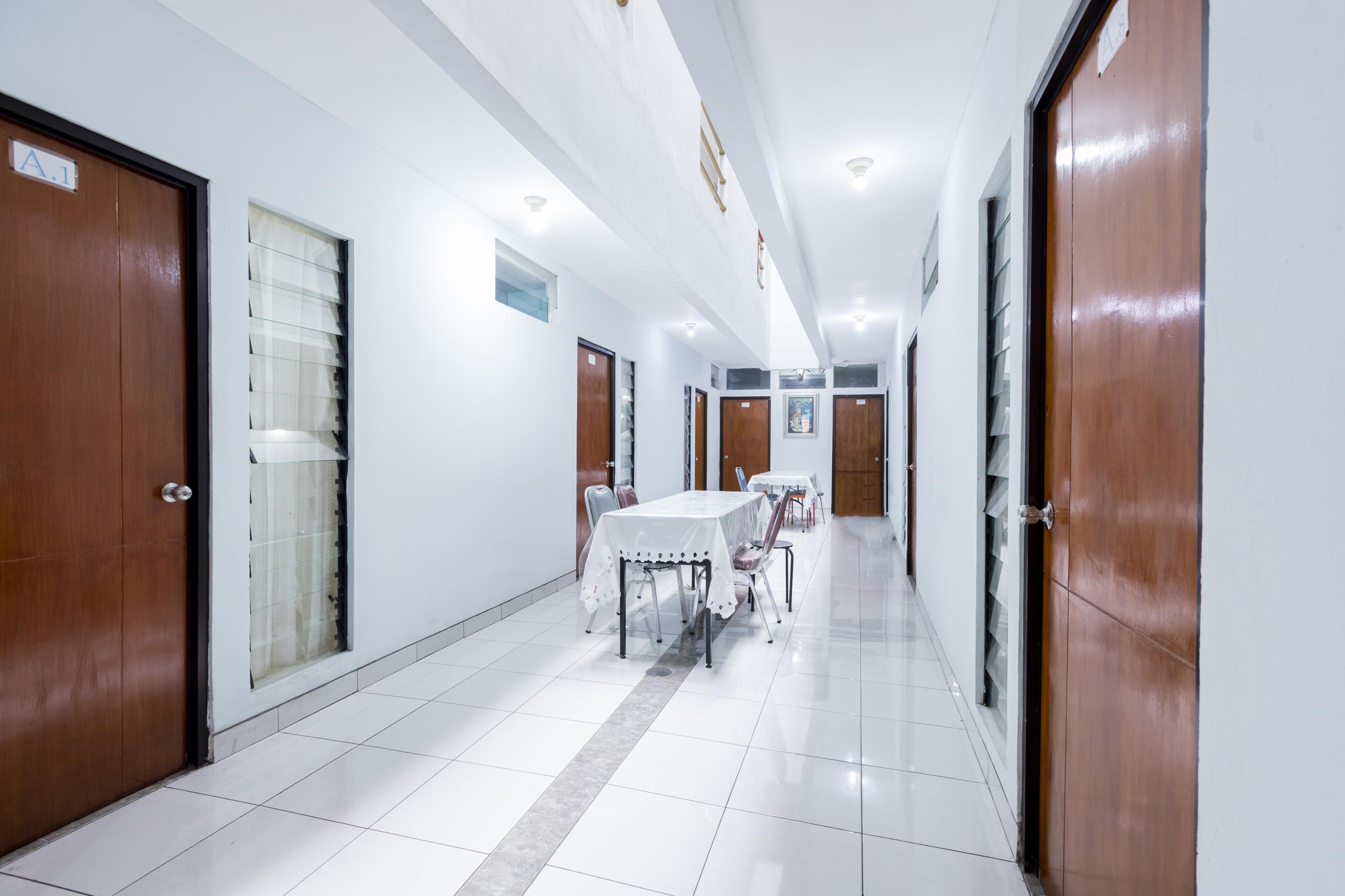 Отель Super Oyo 1516 Cemara Gading Syariah Богор Экстерьер фото