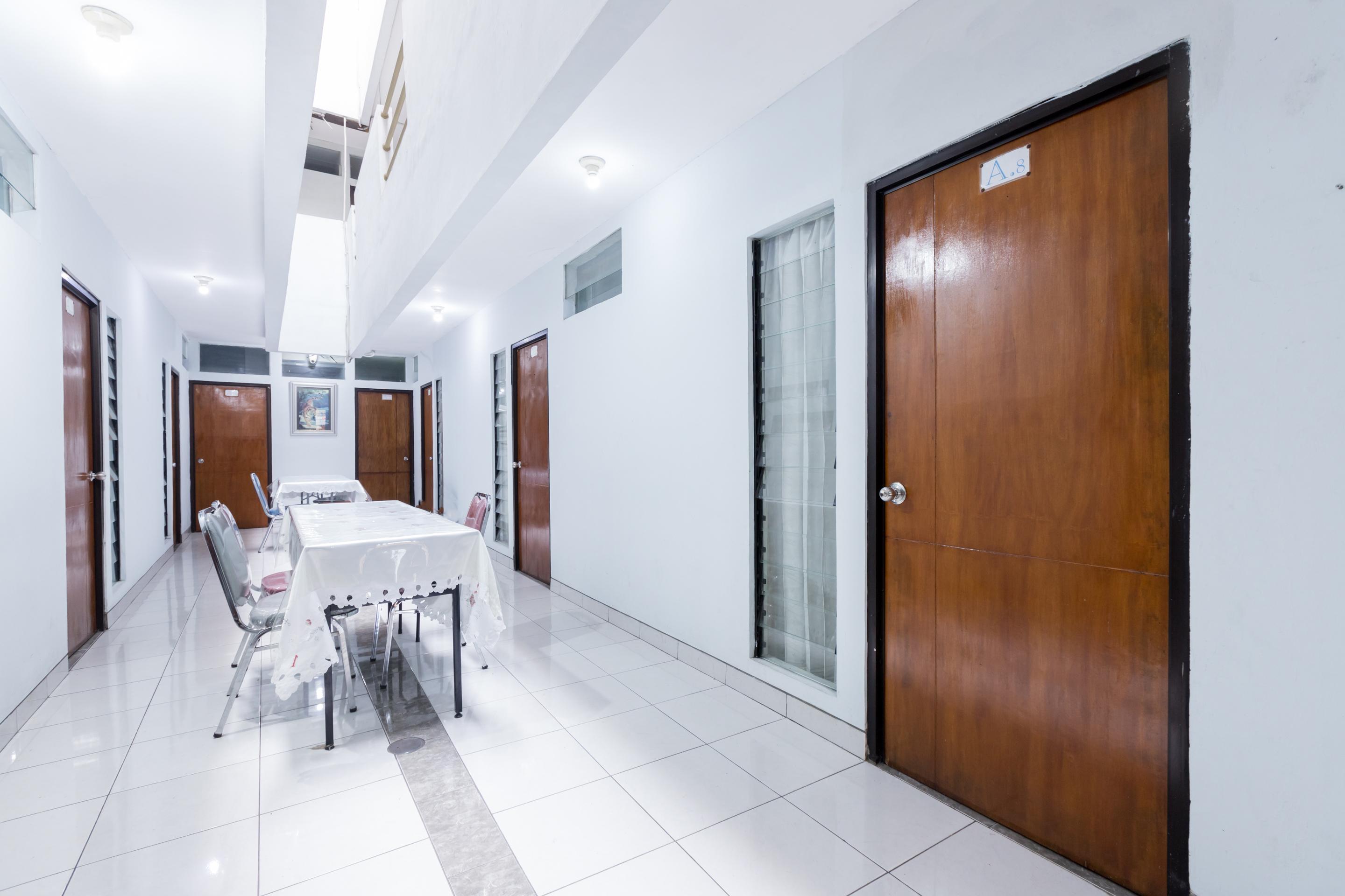 Отель Super Oyo 1516 Cemara Gading Syariah Богор Экстерьер фото