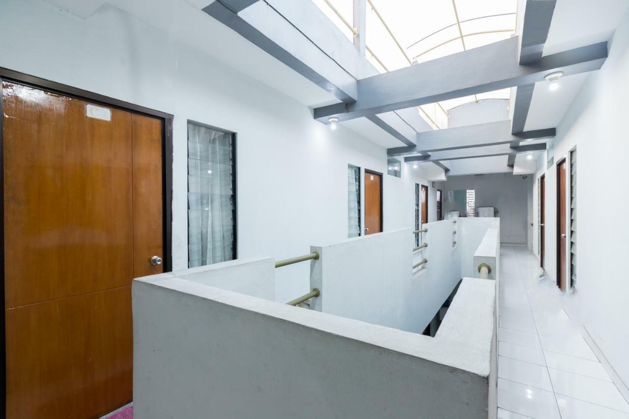 Отель Super Oyo 1516 Cemara Gading Syariah Богор Экстерьер фото